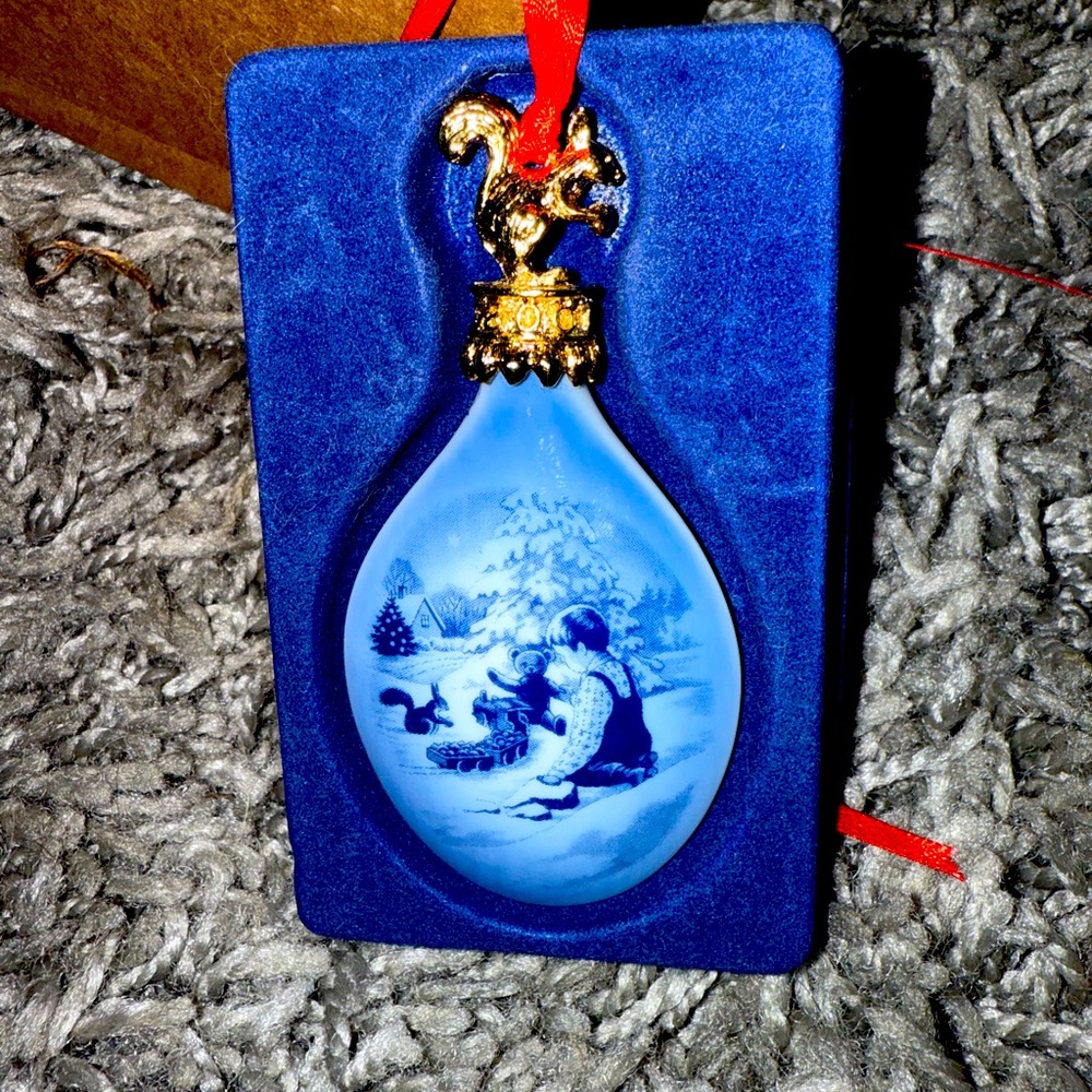 2001 B&G BING & GRONDAHL 
DENMARK 
Christmas Ornament